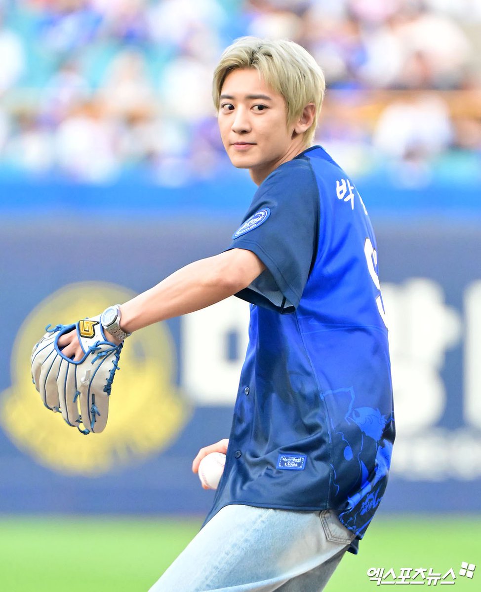no_loey_no_life's tweet photo. [News Photos] 260730 First Pitch for the Samsung Lions ⚾️ #CHANYEOL #찬열

https://t.co/FSvS7Bvcc2
https://t.co/TWocRte8kP
https://t.co/LSWc8OAUpL
https://t.co/rjwNpTAfrQ
https://t.co/uHxofmQNBb
https://t.co/phlI5PPjti https://t.co/NkcwEf8ObP