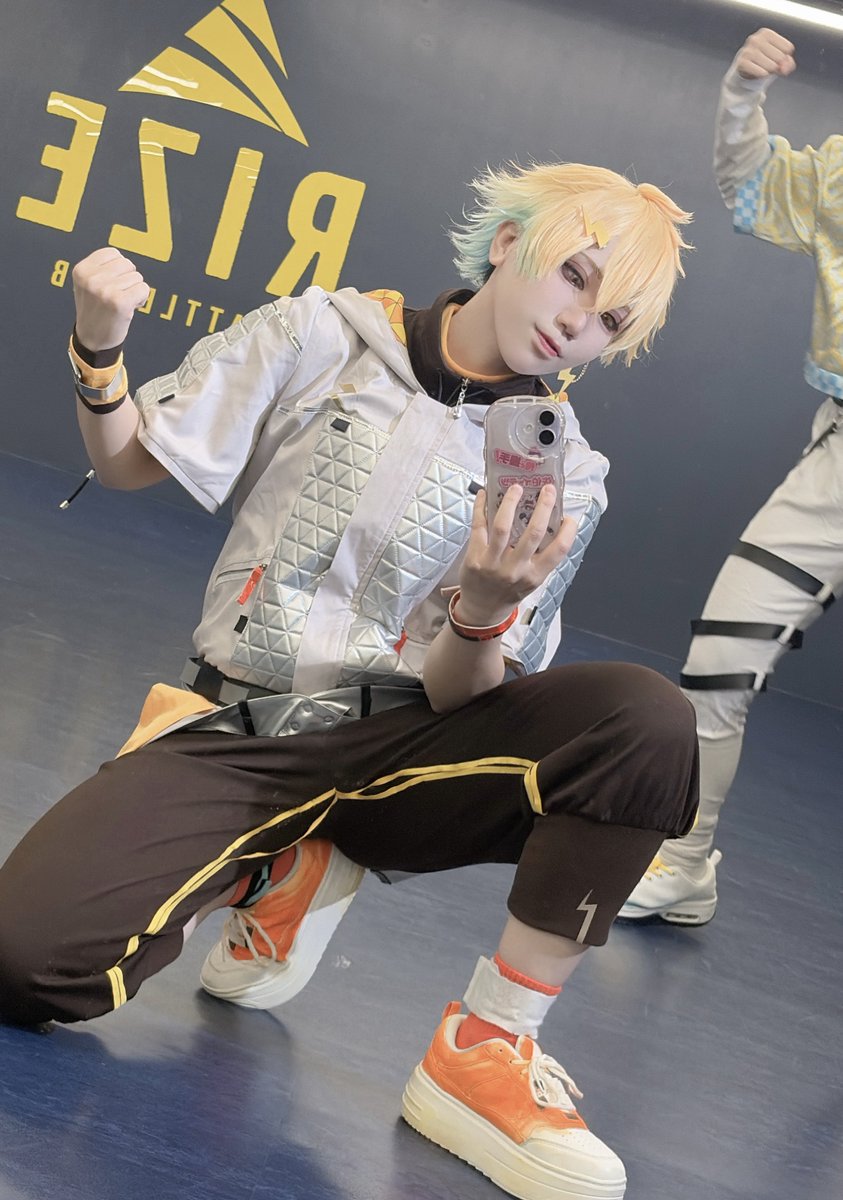 niji_a_y_a's tweet photo. 後ろの🐝🤣が可愛いすぎる😭😭🌩️🦒 https://t.co/w8RYESXYgX