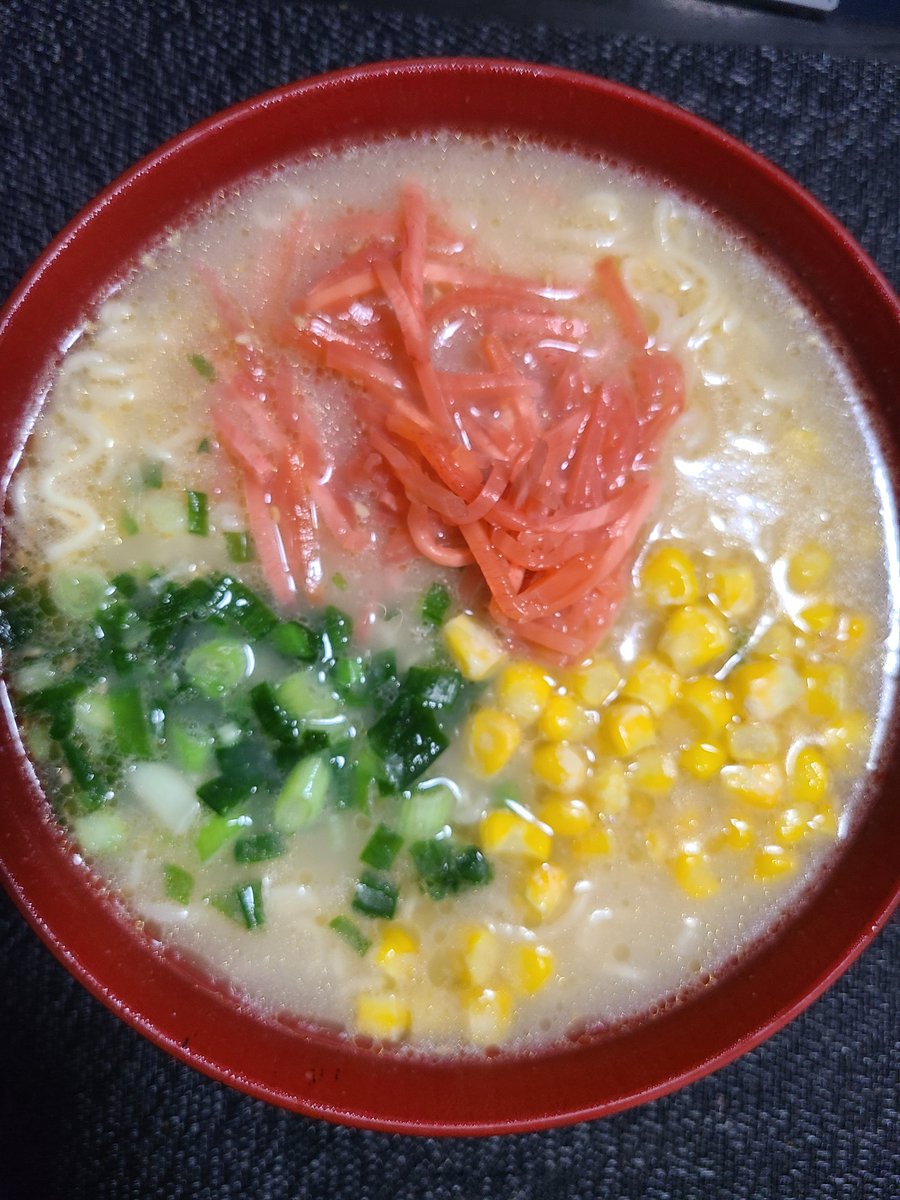 mozyakuma2's tweet photo. 晩御飯はうまかっちゃんです🍜
ねぎと紅しょうがとコーンが
入ってます🌽
今日もお疲れ様でした🙇‍♂️
#おうちごはん #うまかっちゃん
 #ラーメン #ねぎ #コーン
#紅しょうが https://t.co/YiBoDBXeZd