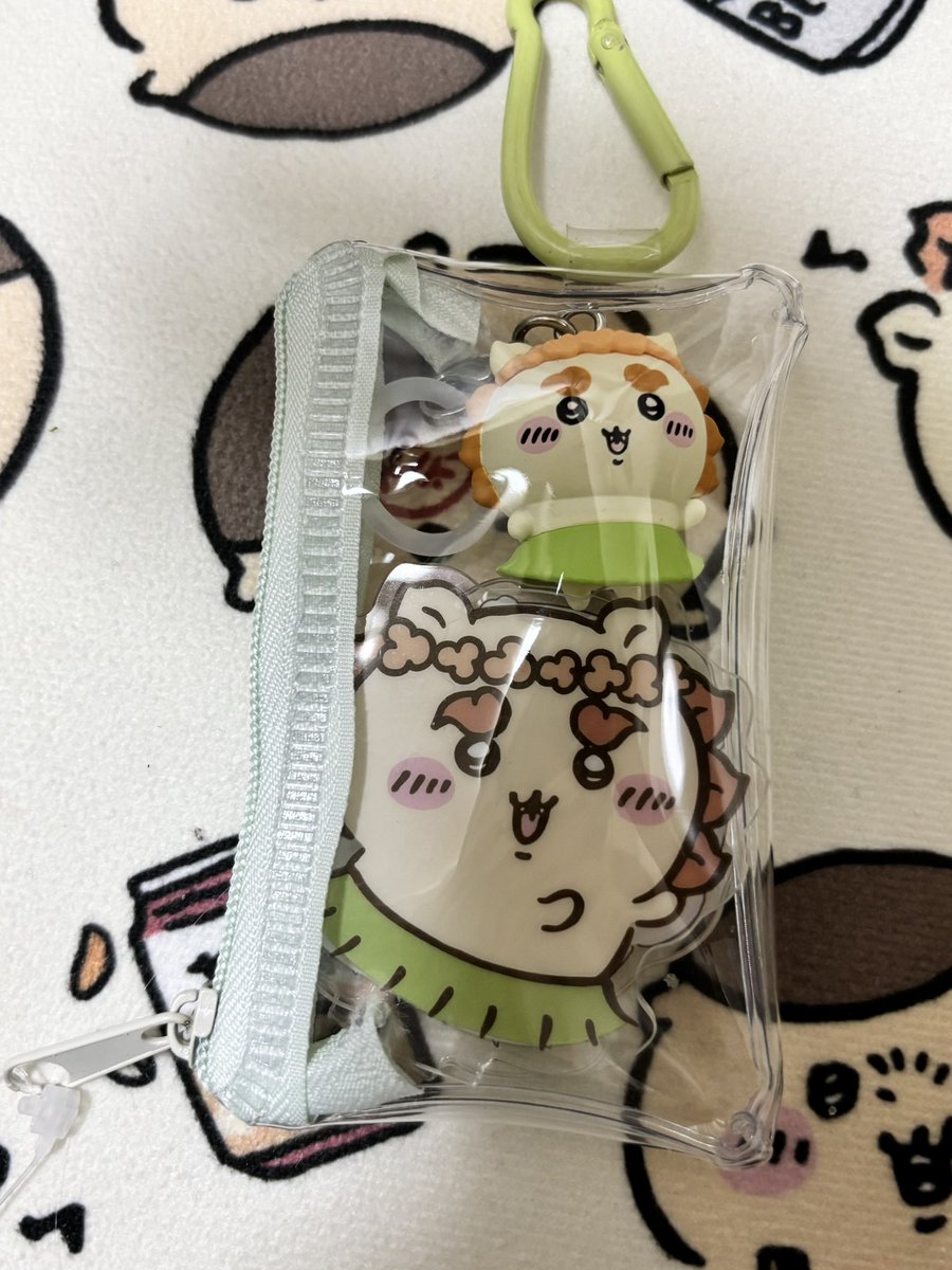 Nonnonn0423's tweet photo. 映画ちいかわの特典のシーサーちゃんとアクスタをダイソーで買ったカラビナ付きミニポーチにいれたらピッタリ！裏にはくりまんじゅうも入れたよ https://t.co/szuHhHE1bV