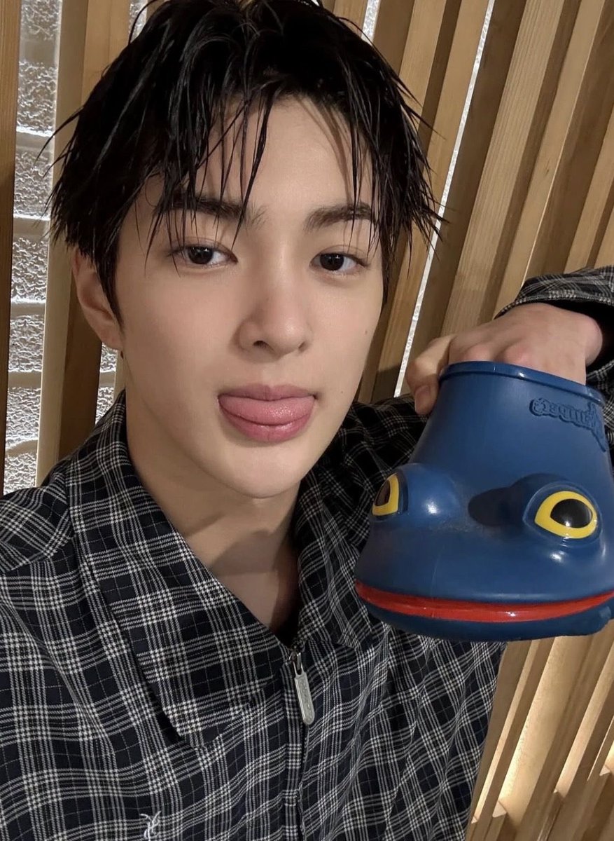 ddkeonhoo's tweet photo. LUCU BGT 😭😭 KAYA UDH LAMA BGT GAK LIAT SENDAL INI 😭😭 DD KE UPCONO PAKE SENDAL KODOK YG DULU DD PAMERIN KE WEVERSE 😭 
SO CUTE 😭😭😭😭😭😭😭🤏🏻🤏🏻🤏🏻🤏🏻🤏🏻🤏🏻 https://t.co/WC0tsHrYvX