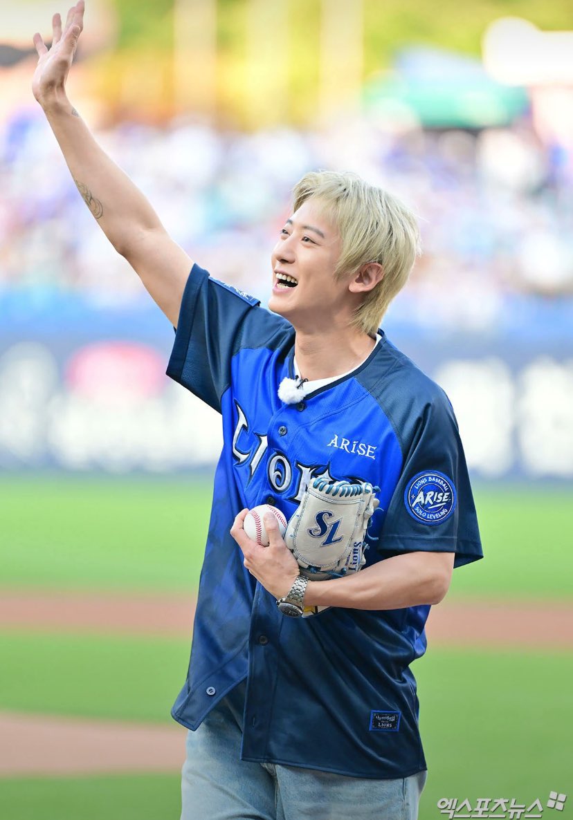 EXOGlobal's tweet photo. NEWSPIC 📸 | 260730 #CHANYEOL first pitcher @ ‘Samsung Lions’ Baseball Club Home Game 

#EXO #엑소 @weareoneEXO https://t.co/bCJm2FWFlu
