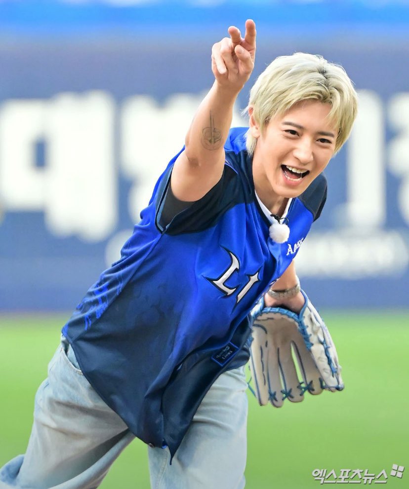 EXOGlobal's tweet photo. NEWSPIC 📸 | 260730 #CHANYEOL first pitcher @ ‘Samsung Lions’ Baseball Club Home Game 

#EXO #엑소 @weareoneEXO https://t.co/bCJm2FWFlu
