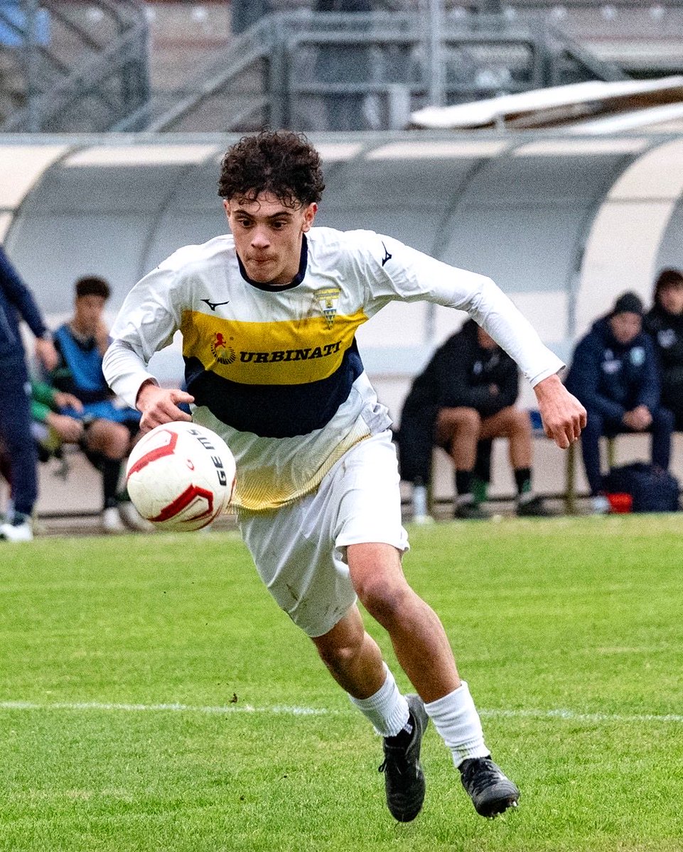 PUNTOGOLDSPORT's tweet photo. 𝗣𝗔𝗚𝗔𝗡𝗜𝗡𝗜 𝗖‘𝗘‘‼️ 

La 𝗦𝗮𝘃𝗶𝗴𝗻𝗮𝗻𝗲𝘀𝗲 riabbraccia 𝗗𝗶𝗲𝗴𝗼 𝗣𝗮𝗴𝗮𝗻𝗶𝗻𝗶, attaccante classe 2006, finalmente di nuovo a disposizione della squadra.

Dopo una prima parte di stagione nel campionato di Promozione, Diego è stato costretto a fermarsi per un delicato intervento al legamento crociato, che lo ha tenuto lontano dai campi per sei lunghi mesi.

Ora il peggio è alle spalle. Con determinazione, sacrificio e tanta voglia di tornare, Diego è pronto a riprendersi ciò che aveva lasciato.

La Savignanese è felice di ritrovarlo a tutti gli effetti nella rosa che affronterà il prossimo campionato di 𝗘𝗰𝗰𝗲𝗹𝗹𝗲𝗻𝘇𝗮.

In bocca al lupo, 𝗗𝗜𝗘𝗚𝗢 💪🏻
.
.
#savignanese
