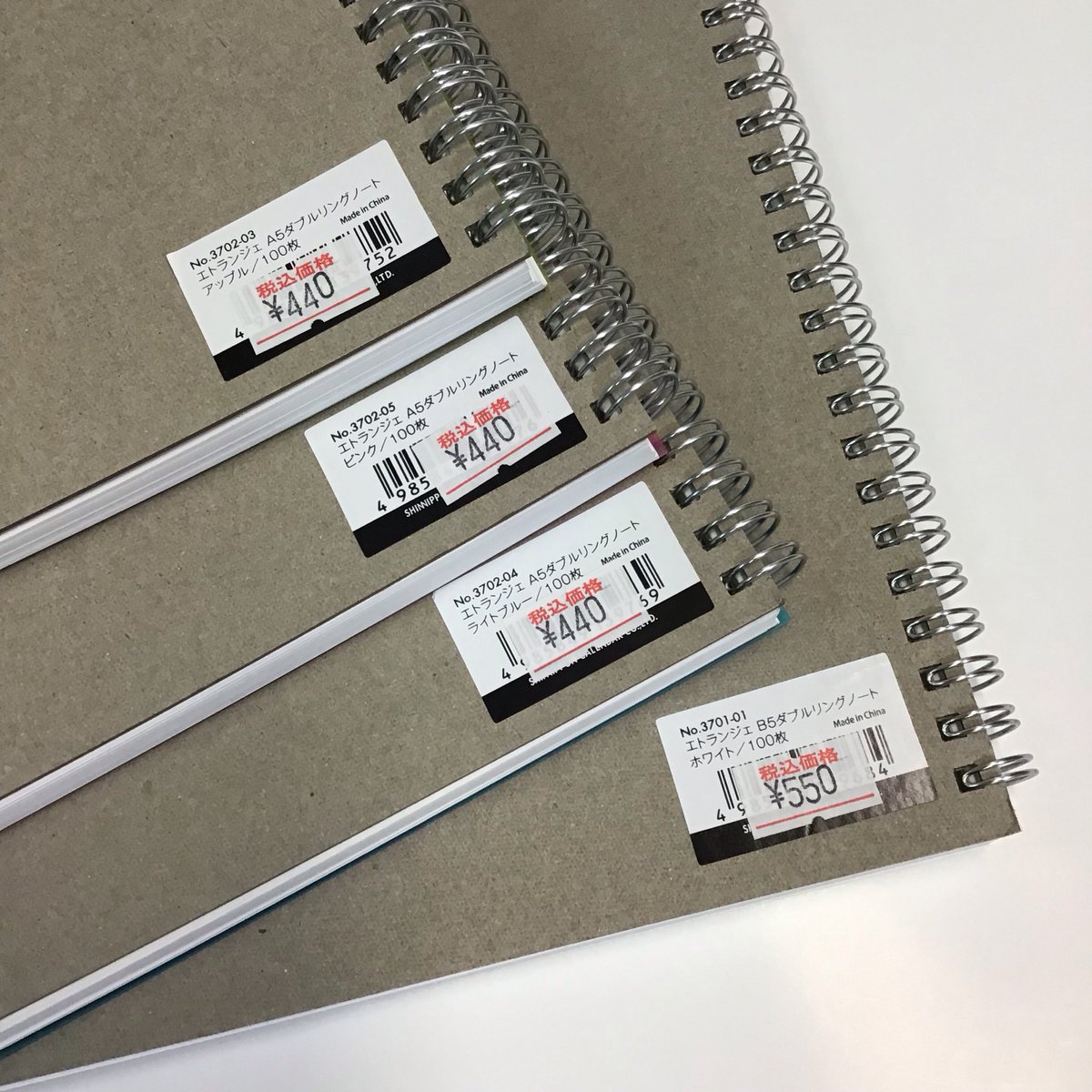 KNihondo's tweet photo. 事業停止後、新日本カレンダーさんで一部事業を継続してた、エトランジェ ディ コスタリカさんですが、ファンの熱い想いに応えて、なんとこちらのノート復活しました！🎊
当店でもA5とB5が入荷してます。
今時ダブルリング100枚綴じで、この価格はなかなかありませんよ〜！ https://t.co/NQ6l9oSZfG
