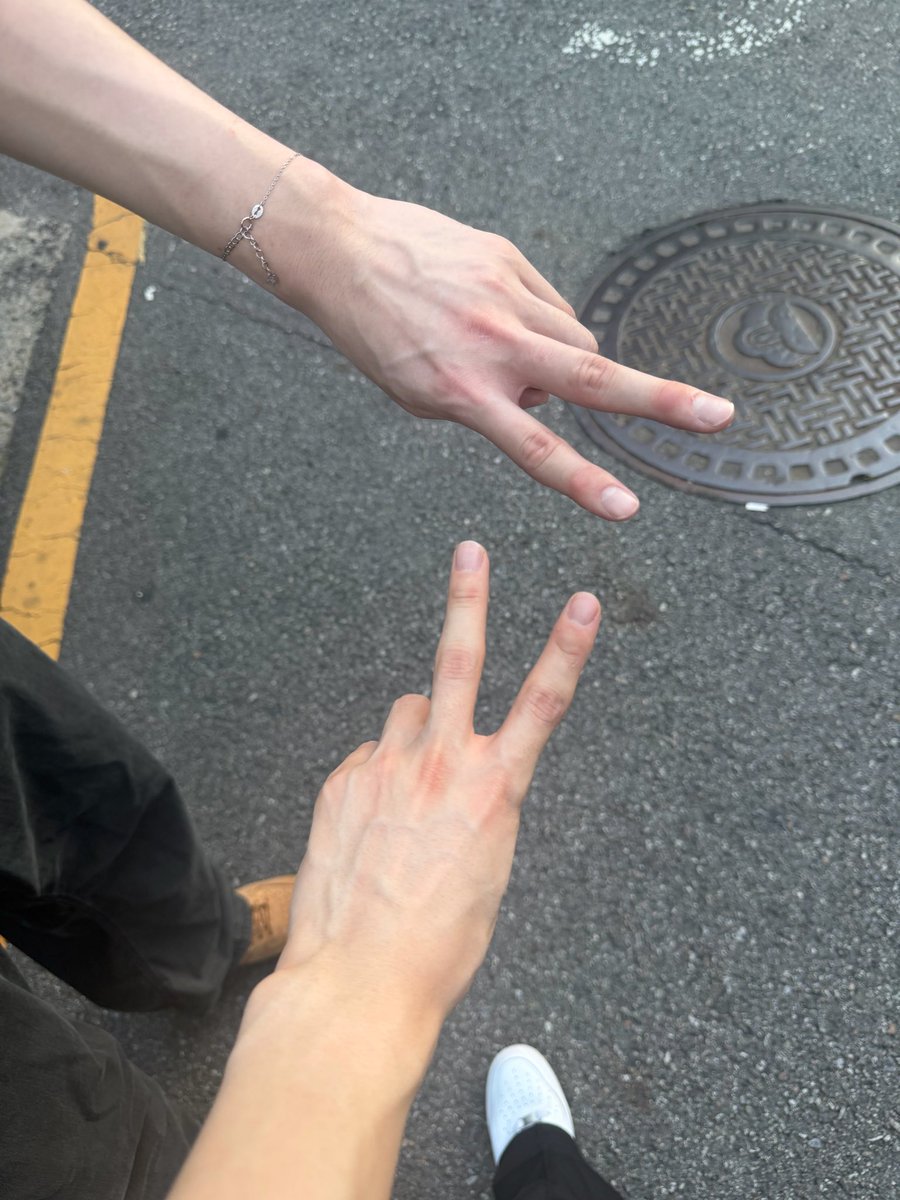 iyeltobeli's tweet photo. #masmenul 💌 [300726] 

AKHIRNYA MEREKA PACARAN 😭

🐰: /pamer lagi ngedate sama mas besar/
🐶: hai shu~~ https://t.co/H2xQvcNvPV