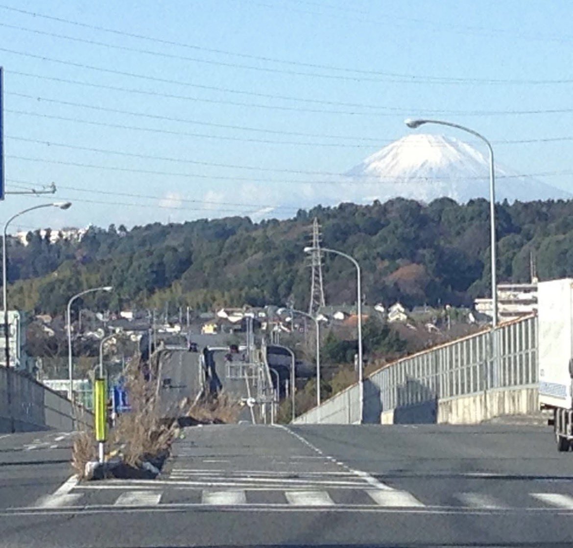 mashed_cheese's tweet photo. @ksmb_ksrp うおお！綺麗すぎます！そして活動範囲が広い！！
横浜って「富士見」みたいな名前が付く地名がちょいちょいあるのですよね。元うちの近くの富士見ヶ丘からも富士山が大きく見えて最高でした…よい坂だ。 https://t.co/6qvoR6ZAr1