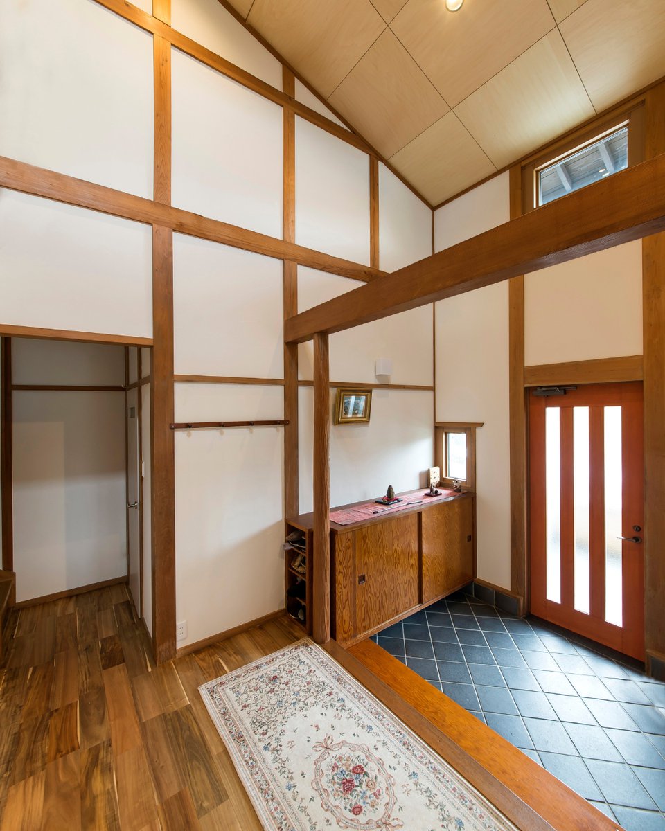 wadahousing's tweet photo. 吹き抜けの開放感と太い木組みが印象的な玄関ホール。
黒の斜め格子タイルと美しい木目が上質な和モダンの雰囲気を引き立てます。
伝統と現代が調和した心地よい住まいづくりは @wadahousing へ✨ 

#玄関インテリア #和モダン https://t.co/nFbG7US3bN