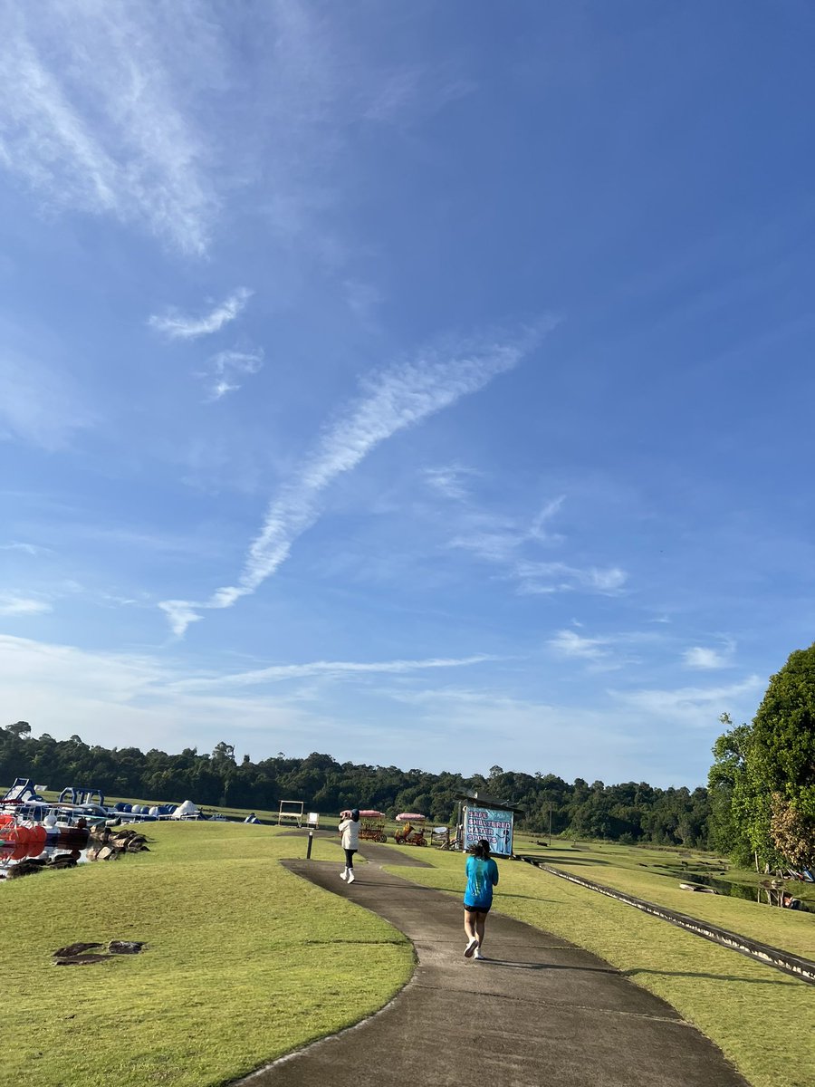 mustiqka's tweet photo. next weeknyaaaa

menamatkan danau lagoi loop!?!?! hell no nyesel bgt baru lari kesini pas mau resign(?) feels like kalo gue tau dr awal maybe tiap bulan lari kesini

and also ini larinya kesiangan haha br mulai jam 8 kurang☀️☀️☀️☀️☀️ https://t.co/ijQfp4xk4v