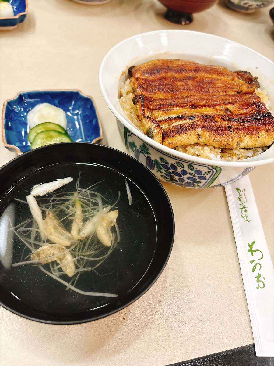 NxExNxE's tweet photo. 一足遅い土用の丑の日ϵ( 'Θ' )϶
横浜の老舗店【わかな】初来店✨
ご飯の量が1合らしくてﾋﾞｯｸﾘ🍚
流石のお味で美味😋
10年以上前に教えてくれた先輩に偶然遭遇したりして最高に精のつく？良いランチでした😊大感謝祭🙏✨ https://t.co/SwPqEp4tea