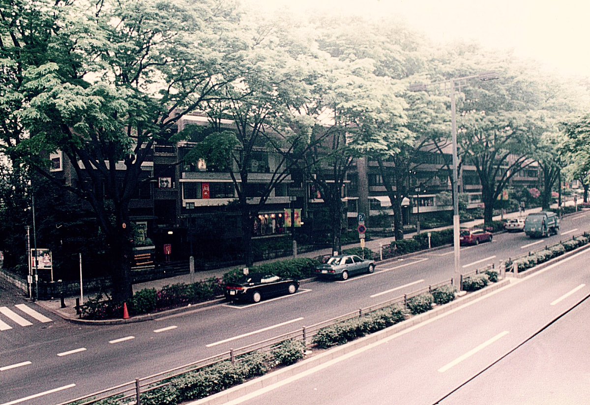 japan70to10's tweet photo. 1996年、東京・表参道にあった同潤会アパート（2003年解体、現・表参道ヒルズ） https://t.co/QUlGUHFAkZ