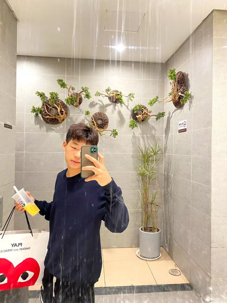 Leonard83523804's tweet photo. 原创超大河南足球体育生第一弹
小小年纪便有着一根实力称雄的大屌 从刚开始的憨态可掬 随着调教的时间越来���长 弟弟后续变成了一个超级会抓住gay喜点的粗口白袜体育生...
第一弹共31min射三发..
#大屌 #体育生 #白袜 #粗口 #射精 https://t.co/hc7dEVd8d6