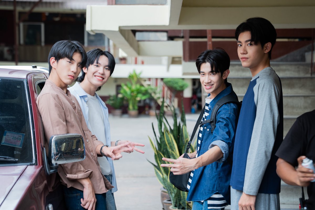 WhenOrangesFall's tweet photo. จัดไปสักหนึ่ง แชะ! ก่อนจะกลับบ้านกันค้าบบบบบ

[PHOTO BEHIND THE SCENES]
#WhenOrangesFallFinalEP🌳🍊
@almondsleepp @___progresss___ @Kktken_Lim @tananloh_ https://t.co/2PSuDcSHwm