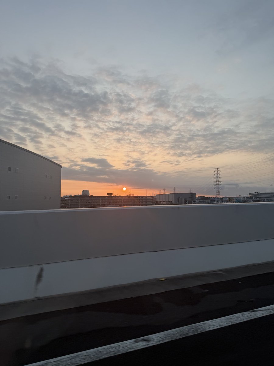 twinklehamster's tweet photo. 朝4:30に朝焼けの中🚗羽田へ
6:20の便で新千歳✈️
スノーチーズに並んで🧀、一幻の🍜に並んで小樽へ
祝津パノラマ展望台からの海
余市でマッサン見るなど https://t.co/wtfsLzzmiS