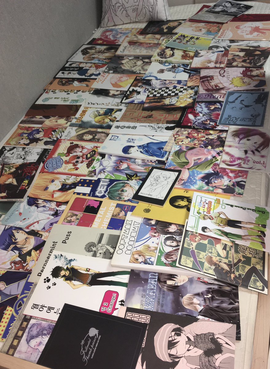 50B0R0's tweet photo. 아끼는 애장품: 2000년대 서코 동인지

이때는 회지에 후기 뿐만 아니라 전기, 프리토크, 홈피 주소가  적혀있던 걸 아십니까
해리포터부터 원나블, 디지몬, 유희왕, 룬의아이들, 테일즈위버, 라그나로크, 하가렌, 가히리.. 장르도 그시절 https://t.co/FigtDGWQBl