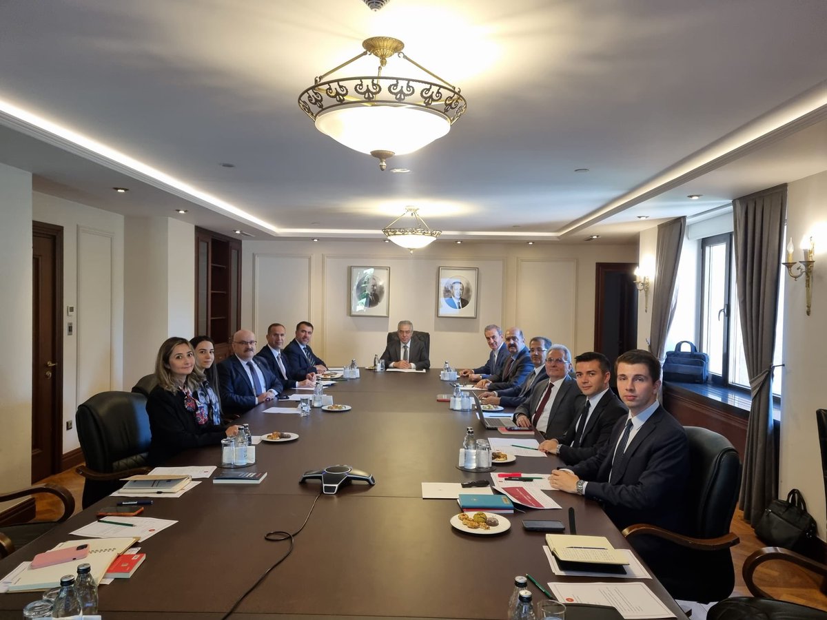 salihcora's tweet photo. Cumhurbaşkanlığı Hukuk Politikaları Kurulu toplantımızı Grup Başkan Vekilimiz Sn. Mehmet Uçum’un başkanlığında gerçekleştirdik.

Gündemimizdeki hukuki konuları ve kurulumuzun faaliyetlerini değerlendirdik. https://t.co/FXl7qzUvrW