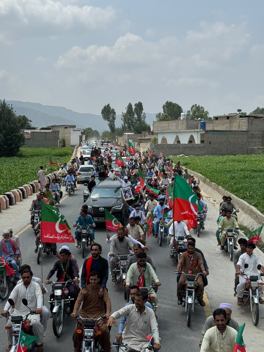gulzafarkhan's tweet photo. ضلع باجوڑ : محترمہ علیمہ خان کے استقبال کے لیے عوام اور کارکنان کی بھرپور شرکت، یہ عوامی محبت اور وابستگی کا واضح اظہار ہے۔ https://t.co/lahLEakXw4