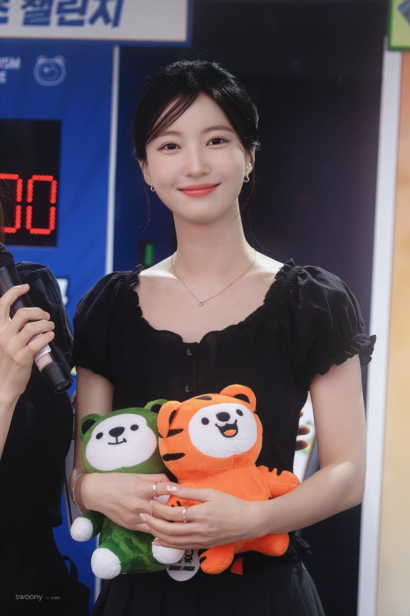 swoony_yubin's tweet photo. 260721 강원 관광 팝업스토어 개관식  

안고 있는 인형보다 귀여우세요🐶

#오마이걸 #유빈 #배유빈 
#OHMYGIRL #YUBIN https://t.co/NPNkRHKvBw