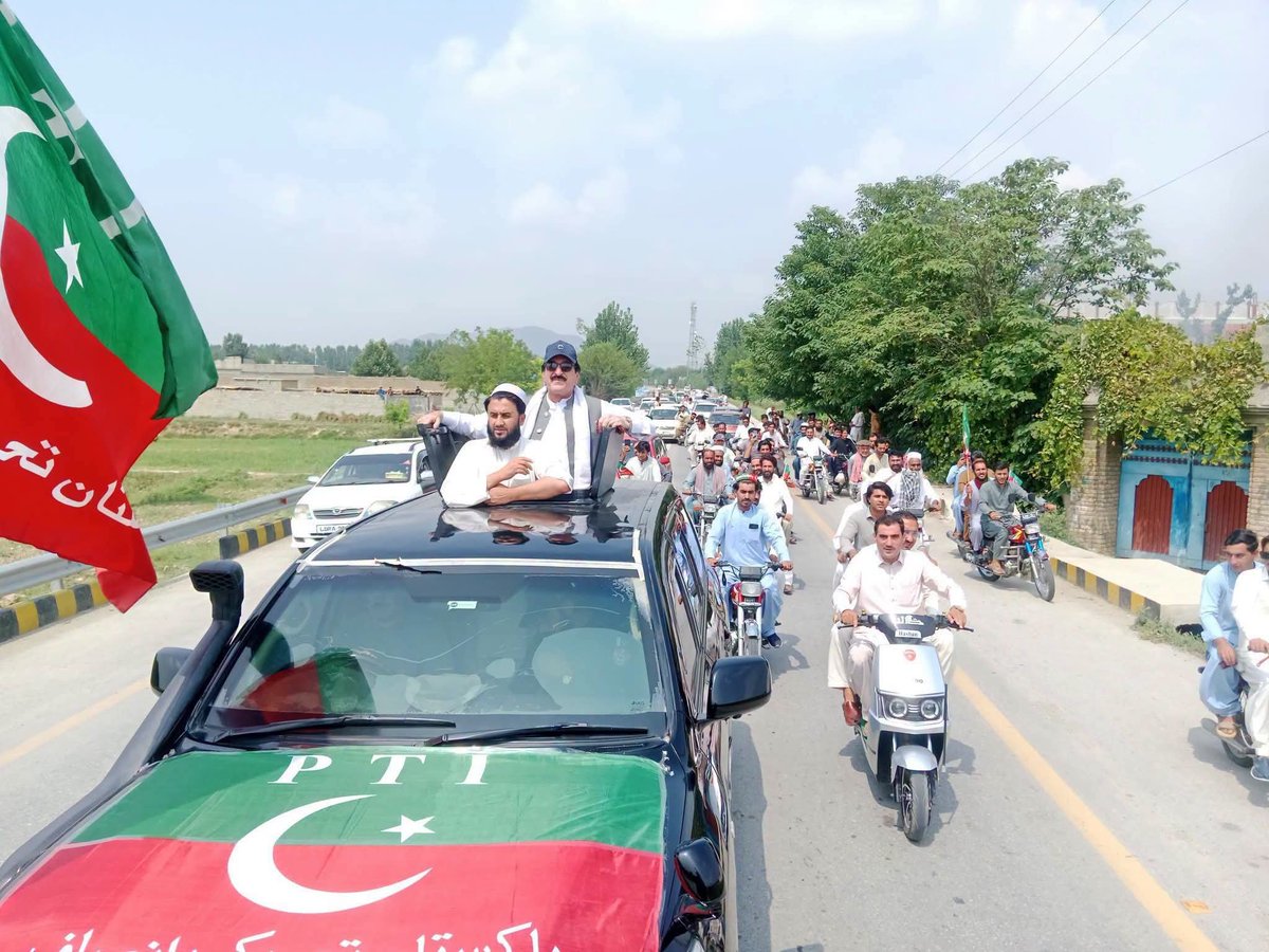 ahmad__bobak's tweet photo. انور زیب خان بھی قافلے کے ہمراہ علیمہ خان کے استقبال کے لیے نکل  پڑے https://t.co/bbX2vQo5Kz