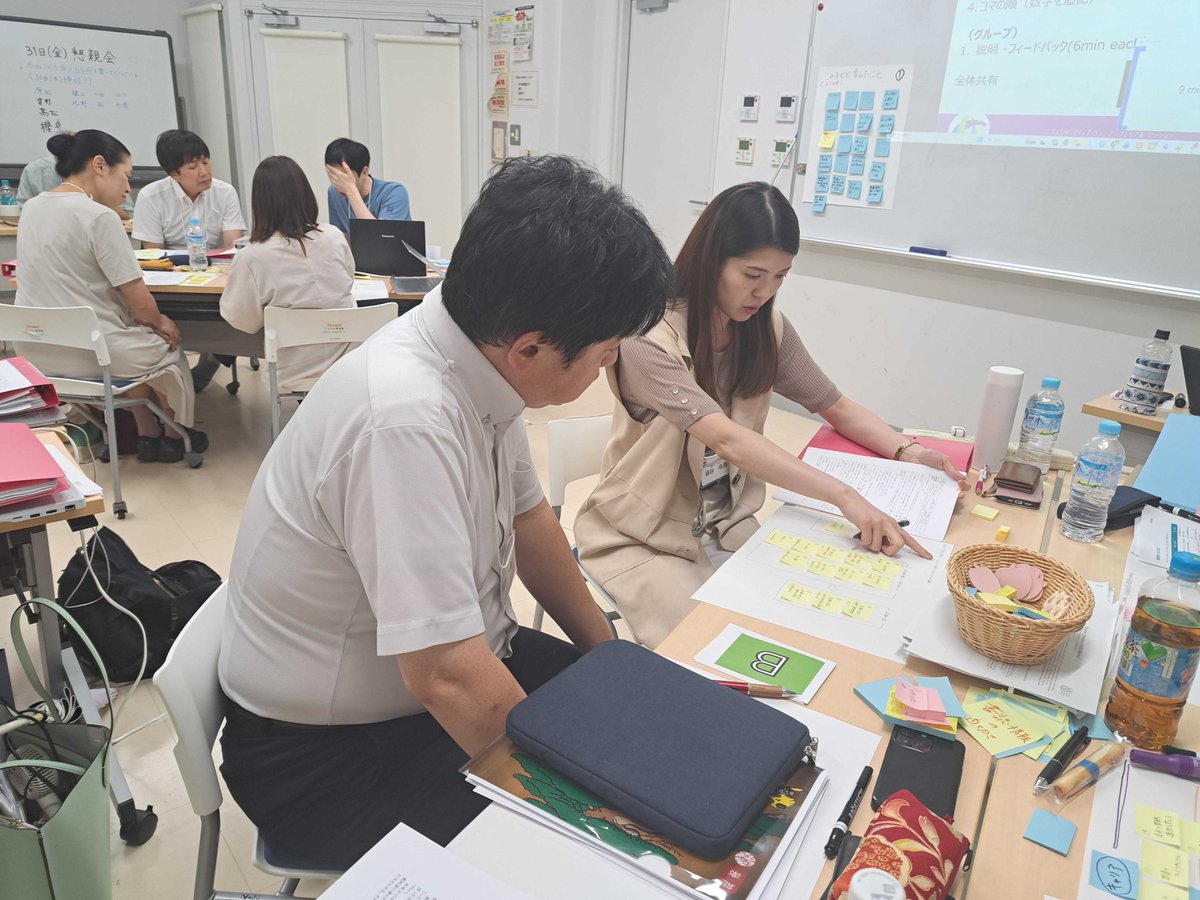 InteractivTeach's tweet photo. 【リアル・セッションDAY 2】午後の後半のワークは、グラフィックシラバスの作成📋
内容を一つ一つの付箋に書き、対応関係を図示しながら、授業の体系を可視化する作業に取り組んでいただいています🤗学生にもわかりやすく、また自分の中で授業の体系を整理する上でも便利なツールです🪄 https://t.co/pcqs54zU68