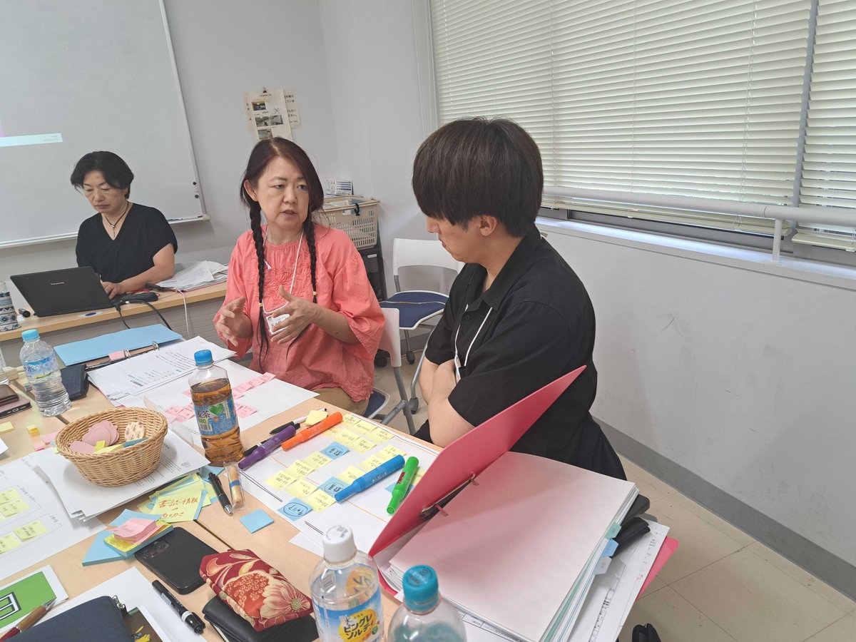 InteractivTeach's tweet photo. 【リアル・セッションDAY 2】午後の後半のワークは、グラフィックシラバスの作成📋
内容を一つ一つの付箋に書き、対応関係を図示しながら、授業の体系を可視化する作業に取り組んでいただいています🤗学生にもわかりやすく、また自分の中で授業の体系を整理する上でも便利なツールです🪄 https://t.co/pcqs54zU68