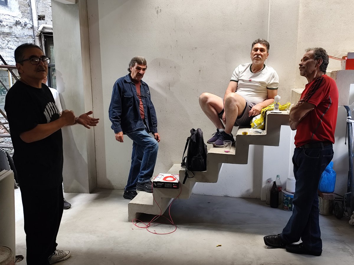 koleano's tweet photo. Mi tío +  grande (70 añejos)es electricista, me está ayudando a instalar la luz en mi casa.
Por alguna razón llegaron dos tíos más y mi gfe. De un momento a otro ya estaba en una conversación con "los señores". Sobre herramienta y reparación,etc...
Creo llegar a los 36 respaldado https://t.co/Xihq70N3Ec