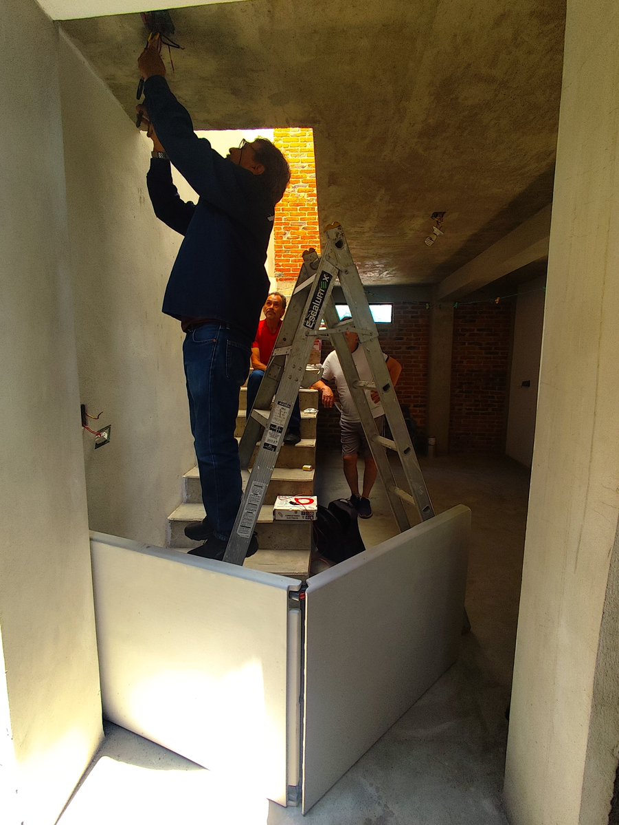 koleano's tweet photo. Mi tío +  grande (70 añejos)es electricista, me está ayudando a instalar la luz en mi casa.
Por alguna razón llegaron dos tíos más y mi gfe. De un momento a otro ya estaba en una conversación con "los señores". Sobre herramienta y reparación,etc...
Creo llegar a los 36 respaldado https://t.co/Xihq70N3Ec