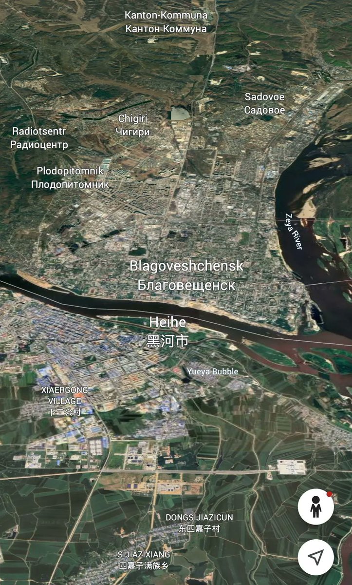theiaincameron's tweet photo. Two cities face each other across just 700 metres of water.

One is overwhelmingly Caucasian (97%). The other is overwhelmingly East Asian (99%).

Few, if any, world borders divide humanity so sharply.

1/n https://t.co/oDkELeiSNs