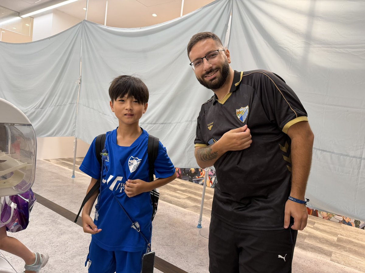 Javierhc_94's tweet photo. Seguimos con más malaguismo en Japón: Voy por Osaka y me encuentro a este niño… Nos quedamos mirando, nos señalamos el escudo y su madre nos pide una foto 😂

Es de la escuela del Málaga CF en Osaka, les entrevistaron en @AreaMalaguista 

El Málaga es lo más grande del mundo 💙 https://t.co/DYIxjXTyDB