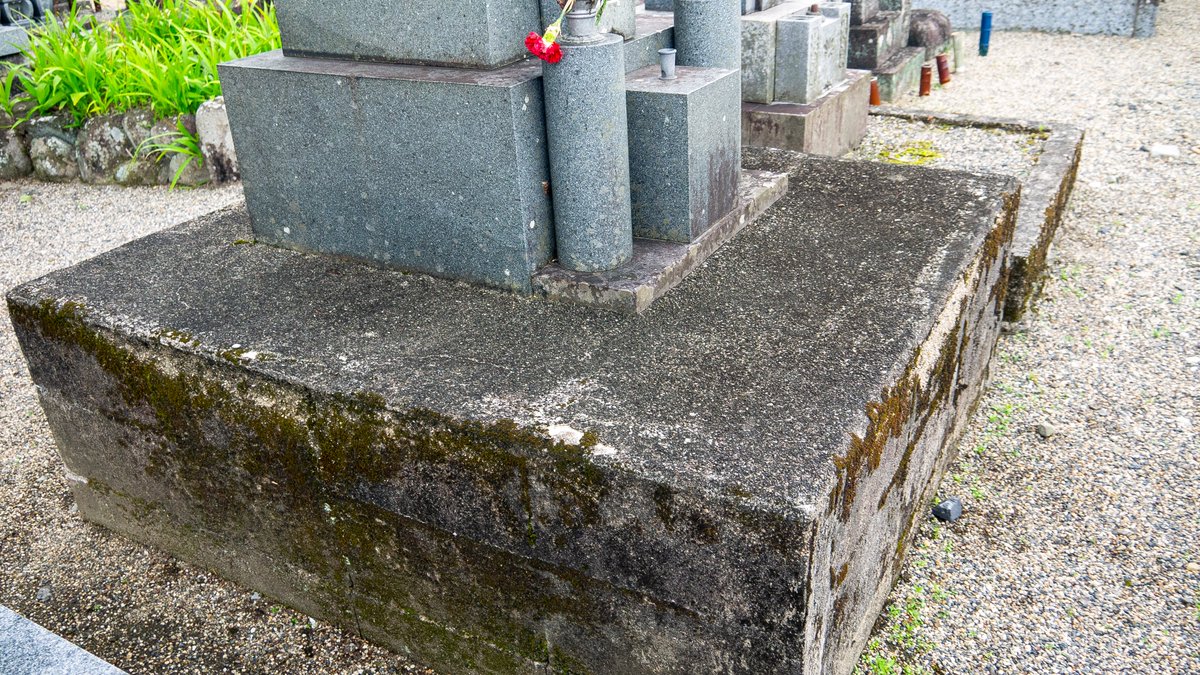 miyazaki_stone's tweet photo. 今日の一枚はこちら📷

コンクリートブロックを積んでつくられた土台の上に、お墓が据えられています。🕯️
広く取られた足元には、苔や雨だれの跡が見られます。
少し距離を置いて見ると、お墓全体を支える土台の存在感が伝わります。🌿🙏

#お墓参り https://t.co/G2OSTozLhd