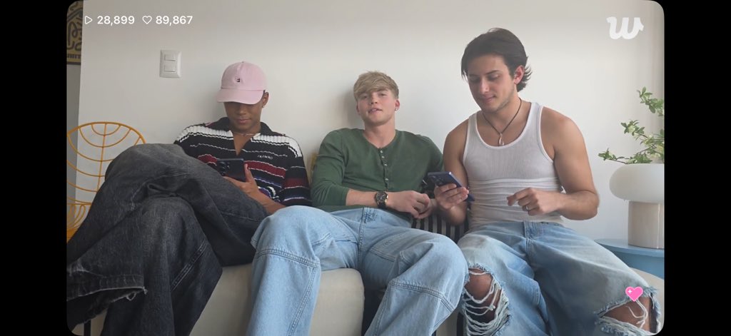 hbxes__'s tweet photo. Los amo https://t.co/9JD1AzLDgH