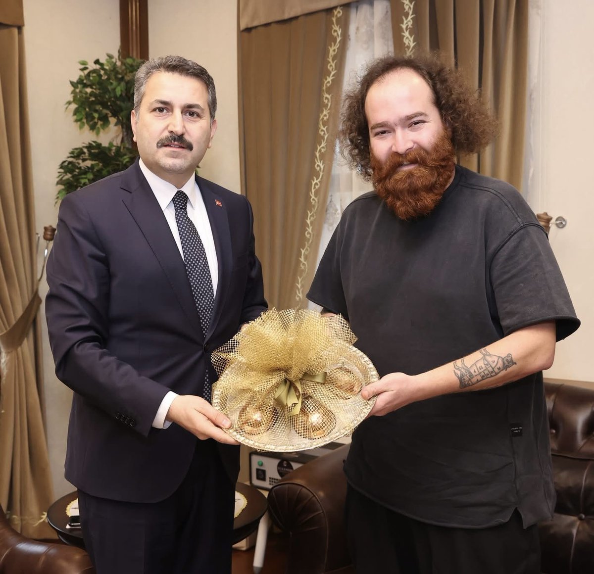 EyupEroglu60's tweet photo. Hemşehrimiz, MasterChef Türkiye 2021 şampiyonu Eren Kaşıkçı’nın (Kızıl Sakal) vefatını büyük bir üzüntüyle öğrenmiş bulunmaktayım.

Merhuma Allah’tan rahmet; başta ailesi olmak üzere yakınlarına, sevenlerine ve gastronomi camiasına sabır ve başsağlığı diliyorum.

Mekânı cennet, makamı âli olsun.