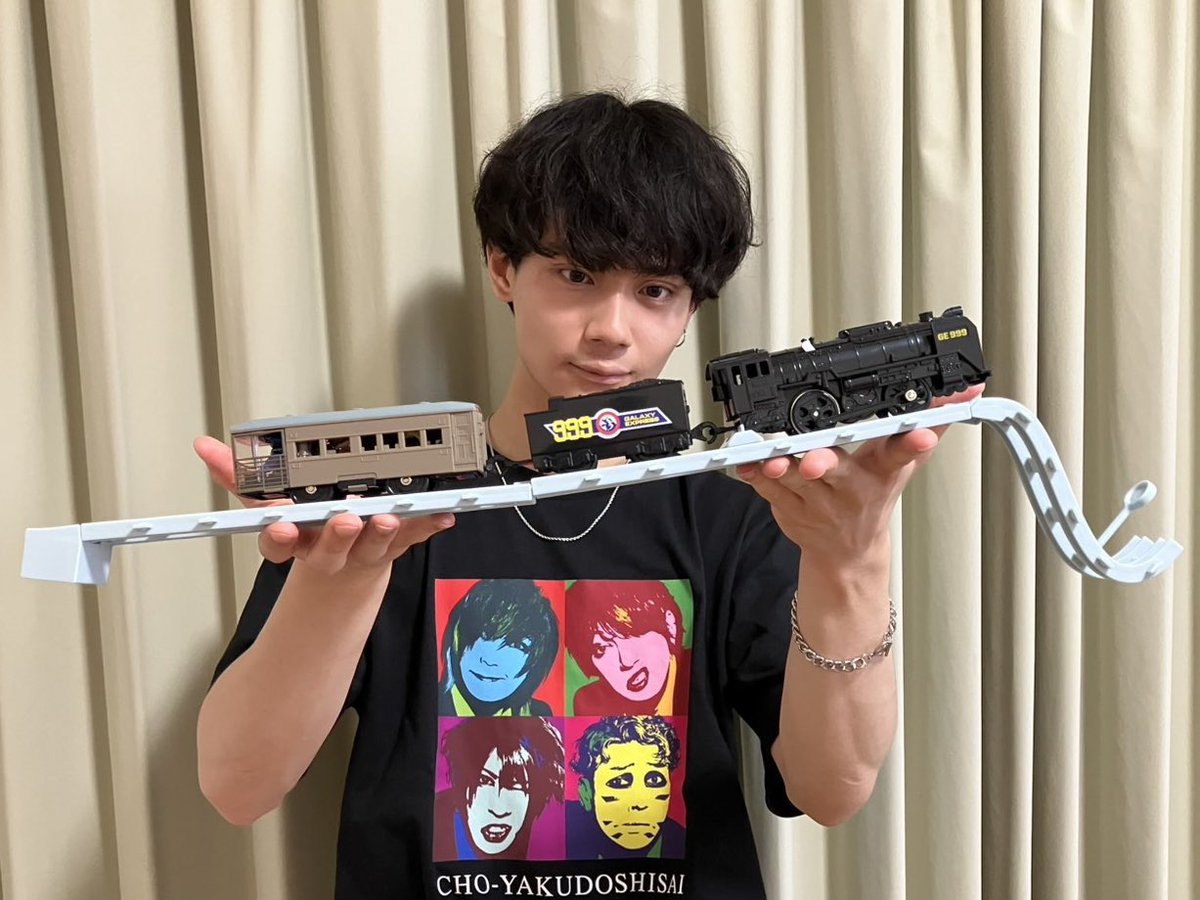 sou_murashima's tweet photo. 今朝ポストを開けたら、ファンの方から2ヶ月遅れの誕生日プレゼントとして999号のプラレールが届いていました！付属の小さなメーテル人形に「僕のこと好き？」と聞いたら「いい感じよ」と返事をしてくれました！素敵なプレゼントどーもありがとう！
嬉しい！嬉しい！ https://t.co/f1PJKrYWwf