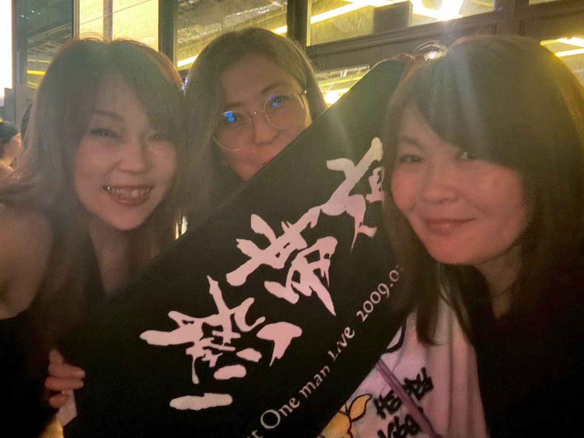 crhymejun's tweet photo. 有明からだいぶ過ぎちゃったけど😂

きのこさん、まなさんいつもありがとー✨
あずきさんもいつもありがとー✨
ちゃこさん写真撮れなかった😱

みんなに会えて、幸せな1日でした♡

#Hilcrhymer https://t.co/DoIBKJEKuZ