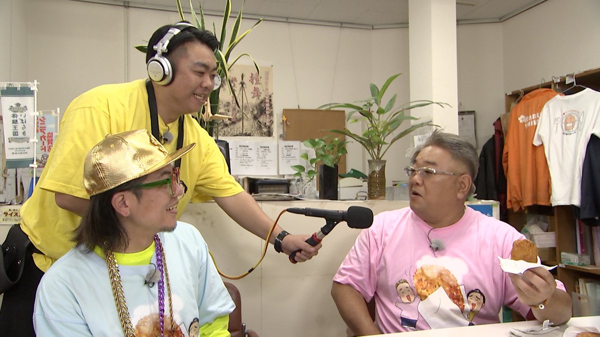 datekoro_bstbs's tweet photo. 🌈今夜10時からは

コロッケ仲間の ＃シオマリアッチ さんと日本三大コロッケの町でコロッケ探しをしたアンコール放送🥔

コロッケがぶら下がる電車🚃

元祖・龍ヶ崎コロッケ発起人が作るりんごコロッケ🍎

夫婦二人三脚で作る！レンコンたっぷりコロッケ✨

#コロッケ #伊達みきお #口笛なるお #BSTBS https://t.co/wnfmWUw1TV