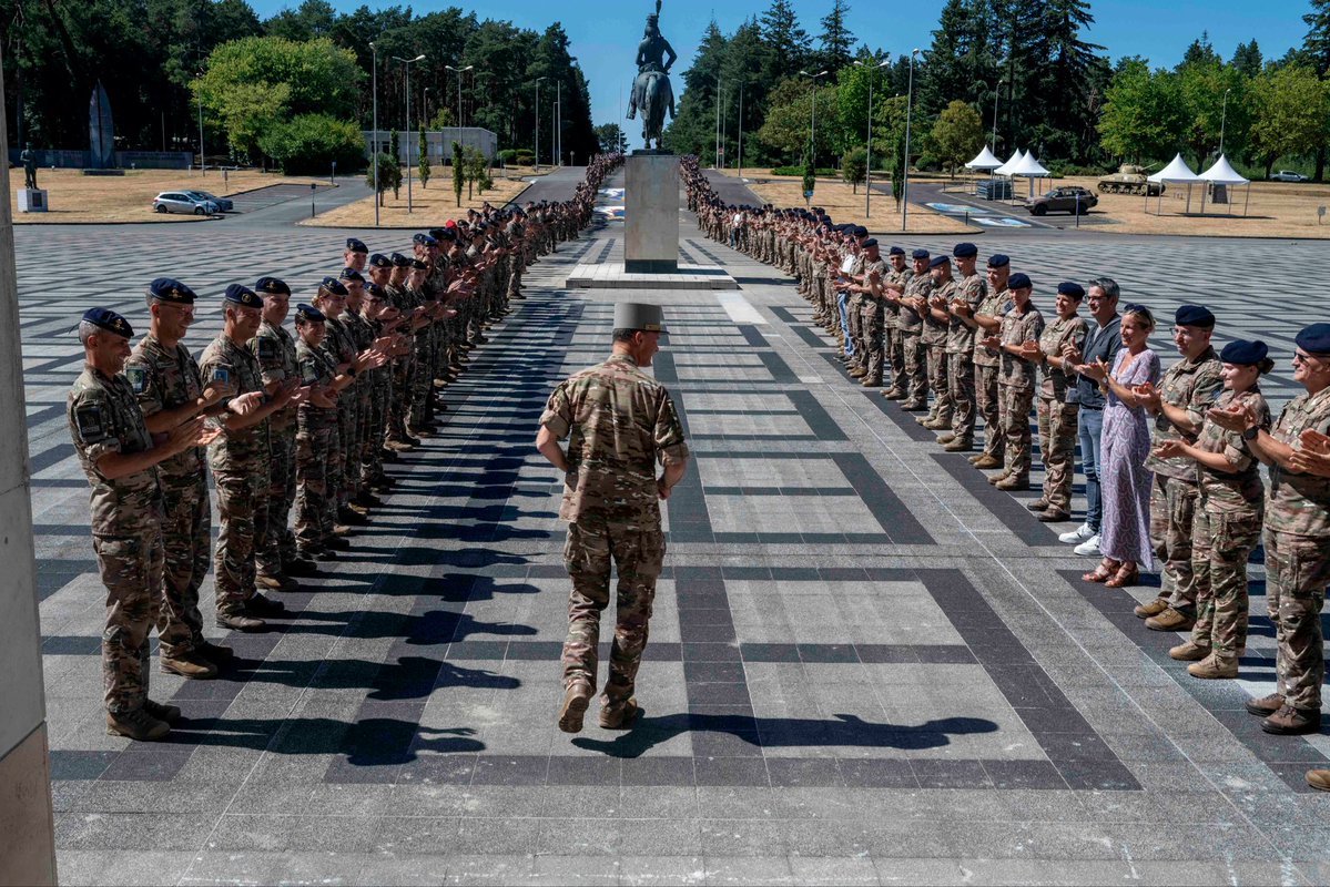 SaintCyrCoet's tweet photo. Le général de corps d’armée Emmanuel Charpy quitte le commandement de l’AMSCC pour prendre le commandement de la zone de défense et de sécurité Ouest à Rennes.
Lui succède le général de brigade François-Régis Jaminet qui commandait la 9e brigade d’infanterie de Marine de Poitiers https://t.co/3CEIEZ0zEm