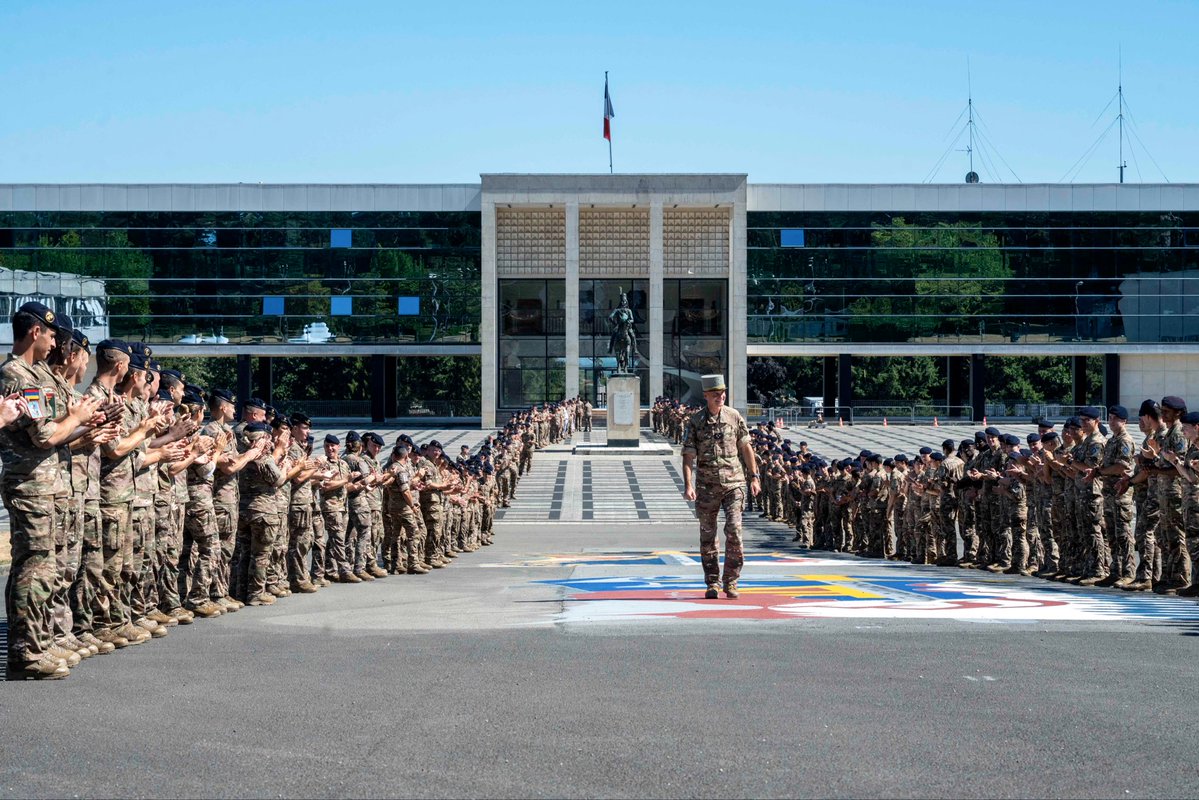 SaintCyrCoet's tweet photo. Le général de corps d’armée Emmanuel Charpy quitte le commandement de l’AMSCC pour prendre le commandement de la zone de défense et de sécurité Ouest à Rennes.
Lui succède le général de brigade François-Régis Jaminet qui commandait la 9e brigade d’infanterie de Marine de Poitiers https://t.co/3CEIEZ0zEm