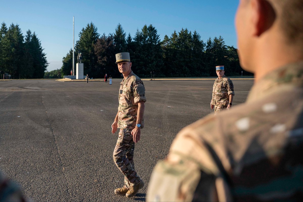 SaintCyrCoet's tweet photo. Le général de corps d’armée Emmanuel Charpy quitte le commandement de l’AMSCC pour prendre le commandement de la zone de défense et de sécurité Ouest à Rennes.
Lui succède le général de brigade François-Régis Jaminet qui commandait la 9e brigade d’infanterie de Marine de Poitiers https://t.co/3CEIEZ0zEm