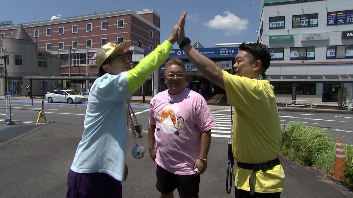 datekoro_bstbs's tweet photo. 🌈今夜10時からは

コロッケ仲間の ＃シオマリアッチ さんと日本三大コロッケの町でコロッケ探しをしたアンコール放送🥔

コロッケがぶら下がる電車🚃

元祖・龍ヶ崎コロッケ発起人が作るりんごコロッケ🍎

夫婦二人三脚で作る！レンコンたっぷりコロッケ✨

#コロッケ #伊達みきお #口笛なるお #BSTBS https://t.co/wnfmWUw1TV