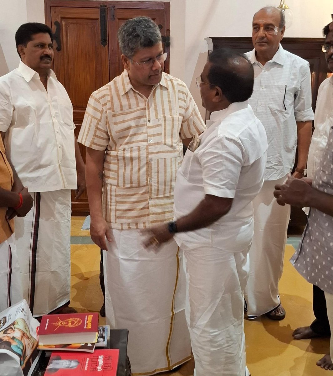 MaheshRDMK's tweet photo. இன்று திருநெல்வேலி மாவட்டத்திற்க்கு வருகை தந்த கழக தலைவர், மாண்புமிகு முன்னாள் முதலமைச்சர் திரு. மு.க.ஸ்டாலின் அவர்களின் மருமகன் திரு.சபரீசன் அவர்களை  மரியாதை நிமித்தமாக சந்தித்தேன். @arivalayam
@mkstalin
#DMK
#MKStalin
#UdhayanidhiStalin
#DMK_Kanyakumari_East
#Dmkkanyakumari https://t.co/zQbR7T9FzW