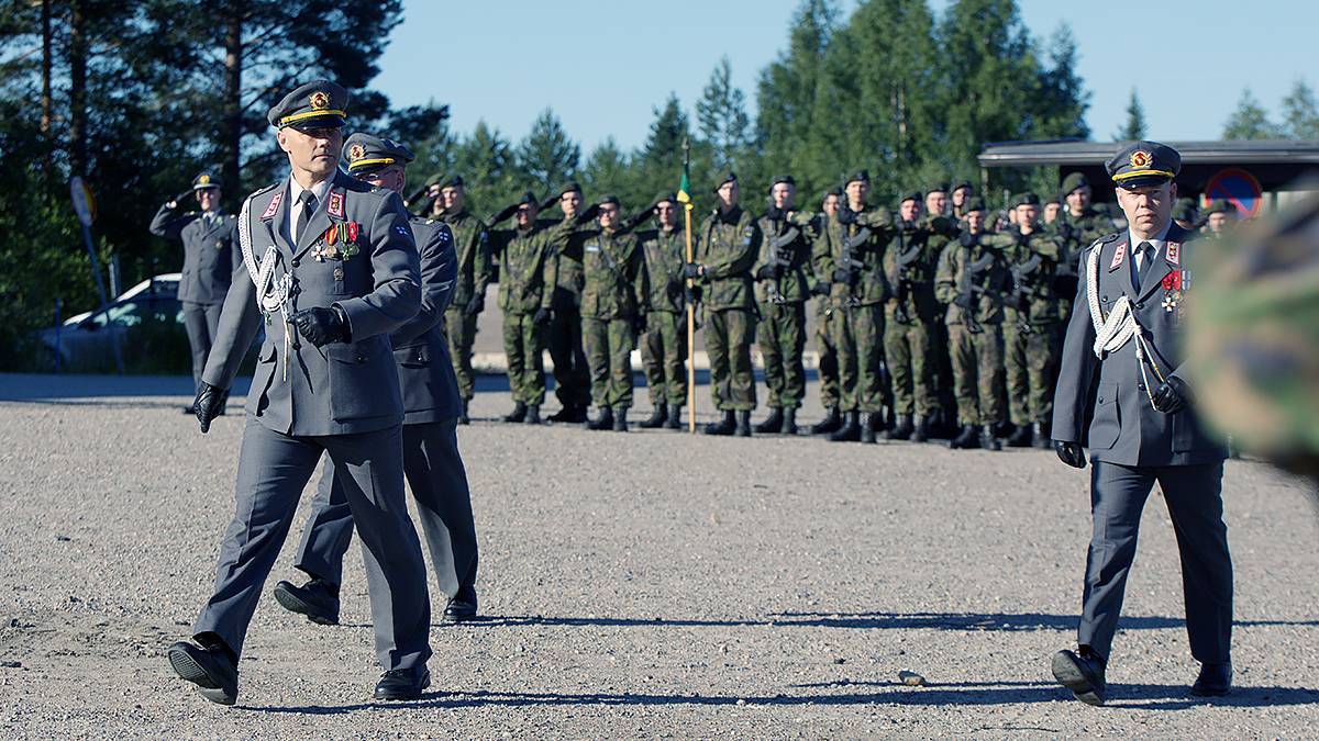 KainuunPR's tweet photo. Kainuun tykistörykmentti vaihtui tänään uuteen komentoon, kun evl Kimmo Ruotsalainen luovutti komentajan tehtävät seuraajalleen evl Tuukka Mäkelälle.
Sotilaan onnea molemmille uusiin tehtäviin!
#kaipr #kaitr #maavoimat #upseeri https://t.co/DSKaZctXBy