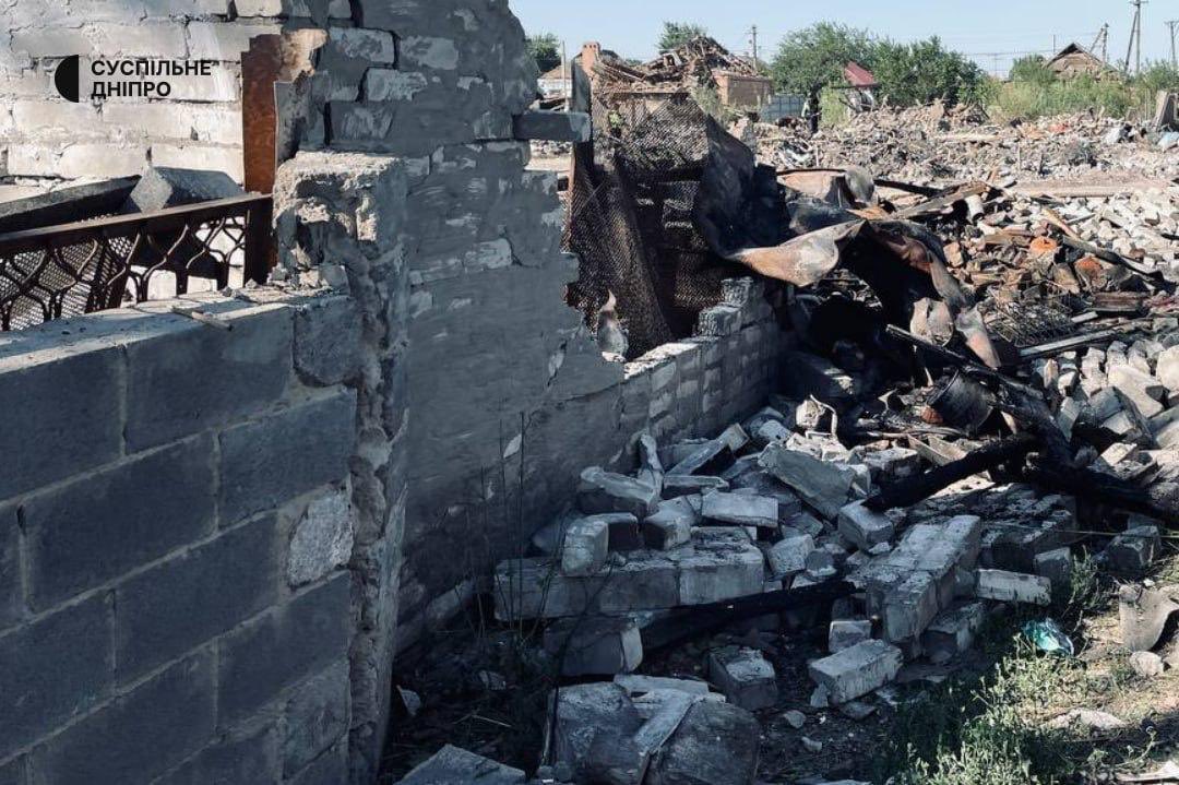 SymorozOfficial's tweet photo. This night, in the Ukrainian village of Radushne near Kryvyi Rih, a russian missile wiped out an entire family.

Six civilians were killed, including a mother and father and their three children: a 6-year-old daughter and two sons, aged 11 and 17.

Rescue workers are still clearing the rubble, searching for anyone who may remain trapped beneath it.

#RussiaIsATerroristState