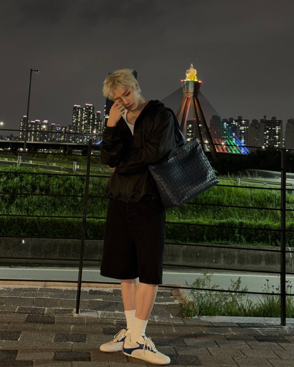 StrayKids__UA's tweet photo. 📸| Оновлення в Instagram i.2.n.8:
.
.
💙
# реклама #bottegaveneta
.
.
#instayUpdate #StrayKids #StrayKidsUkraine #I_N #스트레이키즈 #아이엔 [1/2] https://t.co/mWC1vcIhq9
