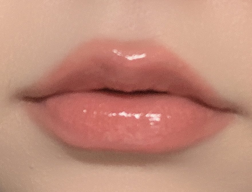 urmycupiddd's tweet photo. 제가 결국 뭘샀냐면 그냥 그때 세일하고 있던

바닐라코 커버 립 베이스 풀 스킨 컬러를 구매했어요 뻑뻑하다고 들어서 고민했는데 립밤 발라준 상태에서는 괜찮아서 톡톡 두드리며 올려줌 
또 뻑뻑이 단점이면 밀착이 장점이지 않겠습니까 
글로스 립 올려도 같이 엉겨서 녹는게 덜해서 좋았음 https://t.co/kv8zW6vPiw