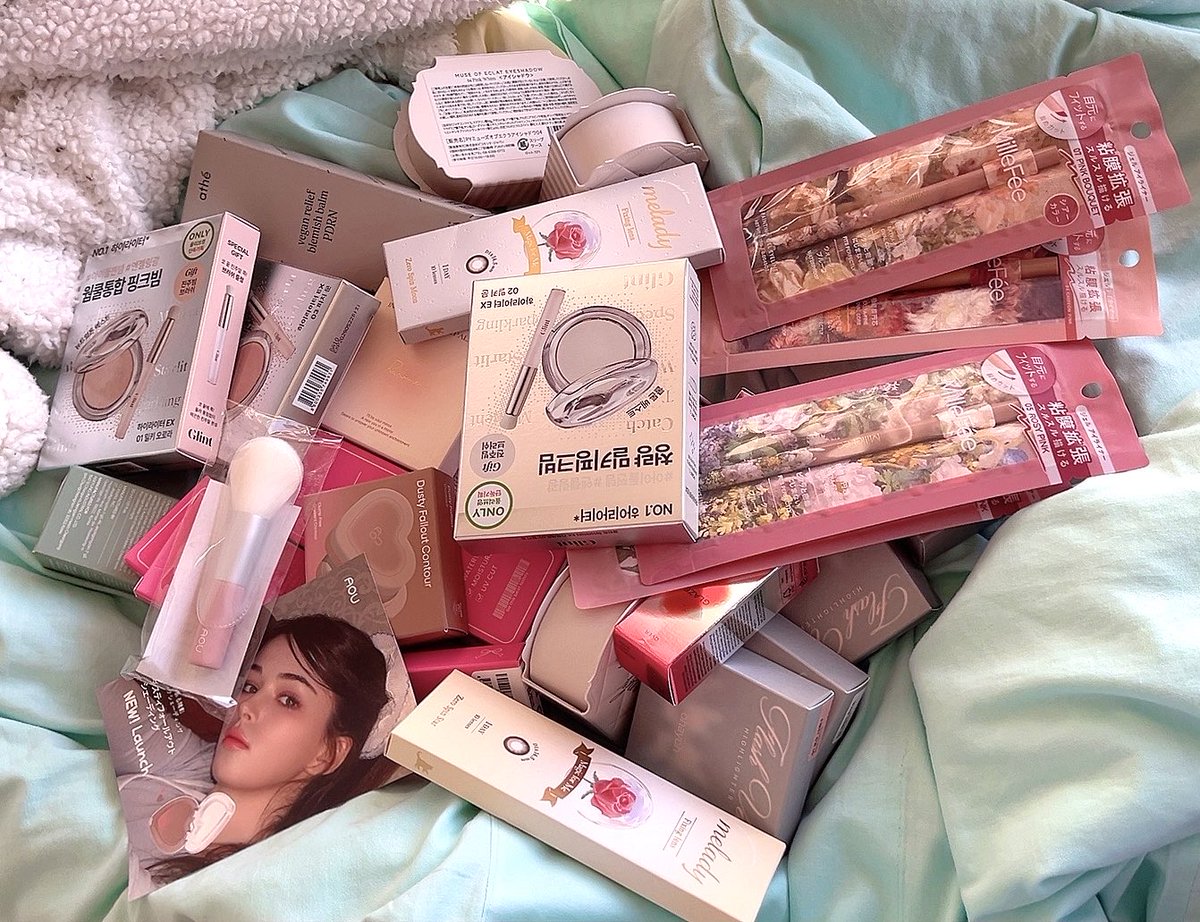 uyu1730's tweet photo. 徐々に届き始めて幸せ(  ´˘`  )
病院にこんなにコスメ持ってきてもらってる人私くらいしかいない😂 https://t.co/loeP1cETtq