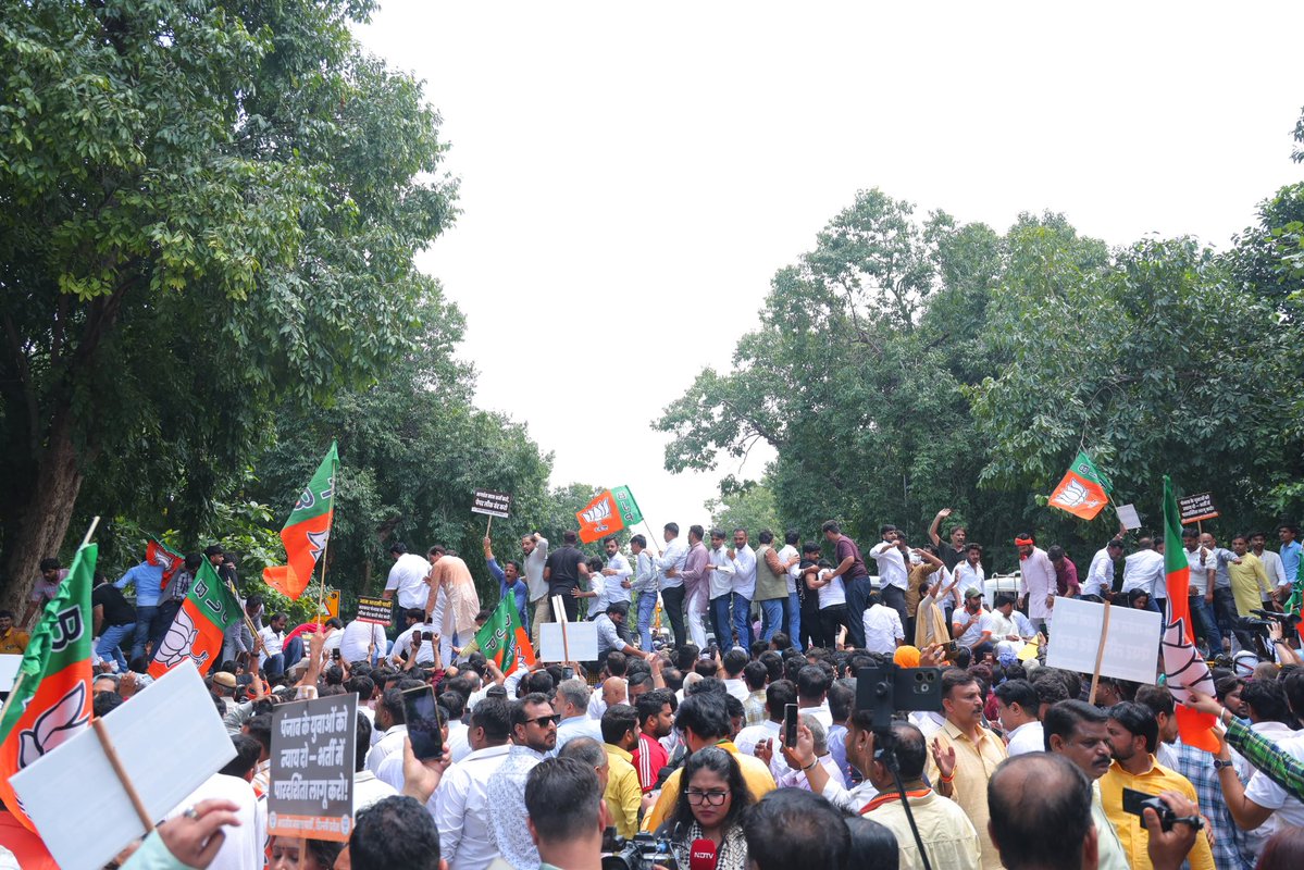 vinit4national's tweet photo. पंजाब में लगातार पेपर लीक, और शिक्षा मंत्री हरजोत बैंस कुर्सी से चिपके हुए!
12वीं पास मनीष सिसोदिया से कहानी गढ़वाने से काम नहीं चलेगा, केजरीवाल जी।
हिम्मत है तो भगवंत मान को बोलो - बैंस को बर्खास्त करो!
छात्रों के भविष्य पर आपका सेलेक्टिव गुस्सा अब सब समझते हैं। https://t.co/POJxMQL3T9