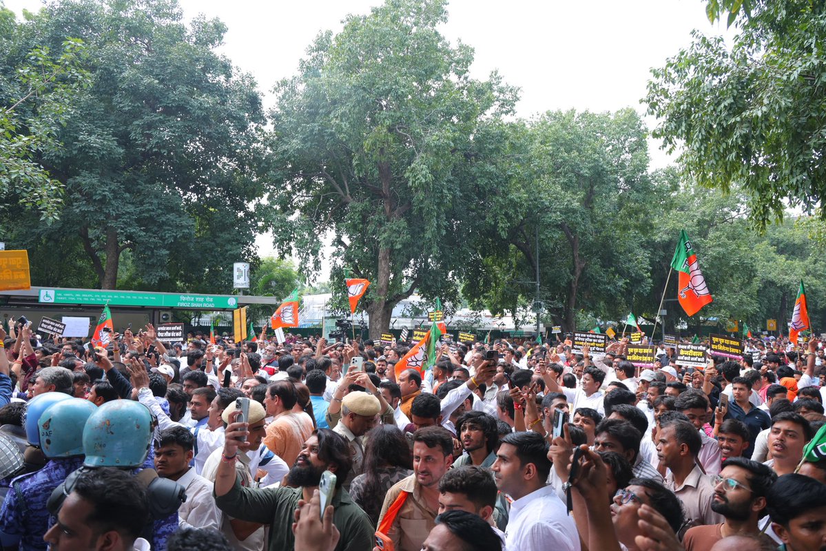 vinit4national's tweet photo. पंजाब में लगातार पेपर लीक, और शिक्षा मंत्री हरजोत बैंस कुर्सी से चिपके हुए!
12वीं पास मनीष सिसोदिया से कहानी गढ़वाने से काम नहीं चलेगा, केजरीवाल जी।
हिम्मत है तो भगवंत मान को बोलो - बैंस को बर्खास्त करो!
छात्रों के भविष्य पर आपका सेलेक्टिव गुस्सा अब सब समझते हैं। https://t.co/POJxMQL3T9