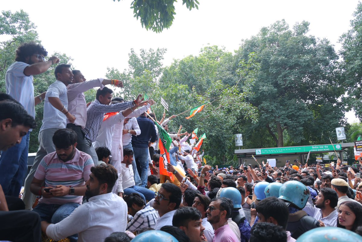 vinit4national's tweet photo. पंजाब में लगातार पेपर लीक, और शिक्षा मंत्री हरजोत बैंस कुर्सी से चिपके हुए!
12वीं पास मनीष सिसोदिया से कहानी गढ़वाने से काम नहीं चलेगा, केजरीवाल जी।
हिम्मत है तो भगवंत मान को बोलो - बैंस को बर्खास्त करो!
छात्रों के भविष्य पर आपका सेलेक्टिव गुस्सा अब सब समझते हैं। https://t.co/POJxMQL3T9