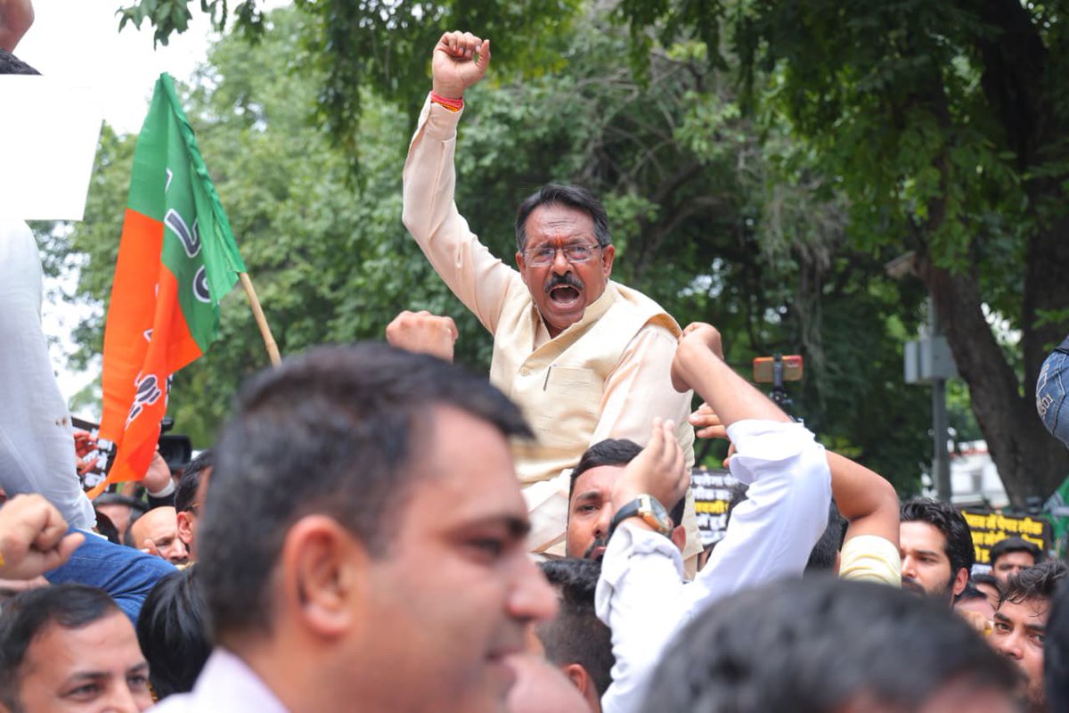 vinit4national's tweet photo. पंजाब में लगातार पेपर लीक, और शिक्षा मंत्री हरजोत बैंस कुर्सी से चिपके हुए!
12वीं पास मनीष सिसोदिया से कहानी गढ़वाने से काम नहीं चलेगा, केजरीवाल जी।
हिम्मत है तो भगवंत मान को बोलो - बैंस को बर्खास्त करो!
छात्रों के भविष्य पर आपका सेलेक्टिव गुस्सा अब सब समझते हैं। https://t.co/POJxMQL3T9