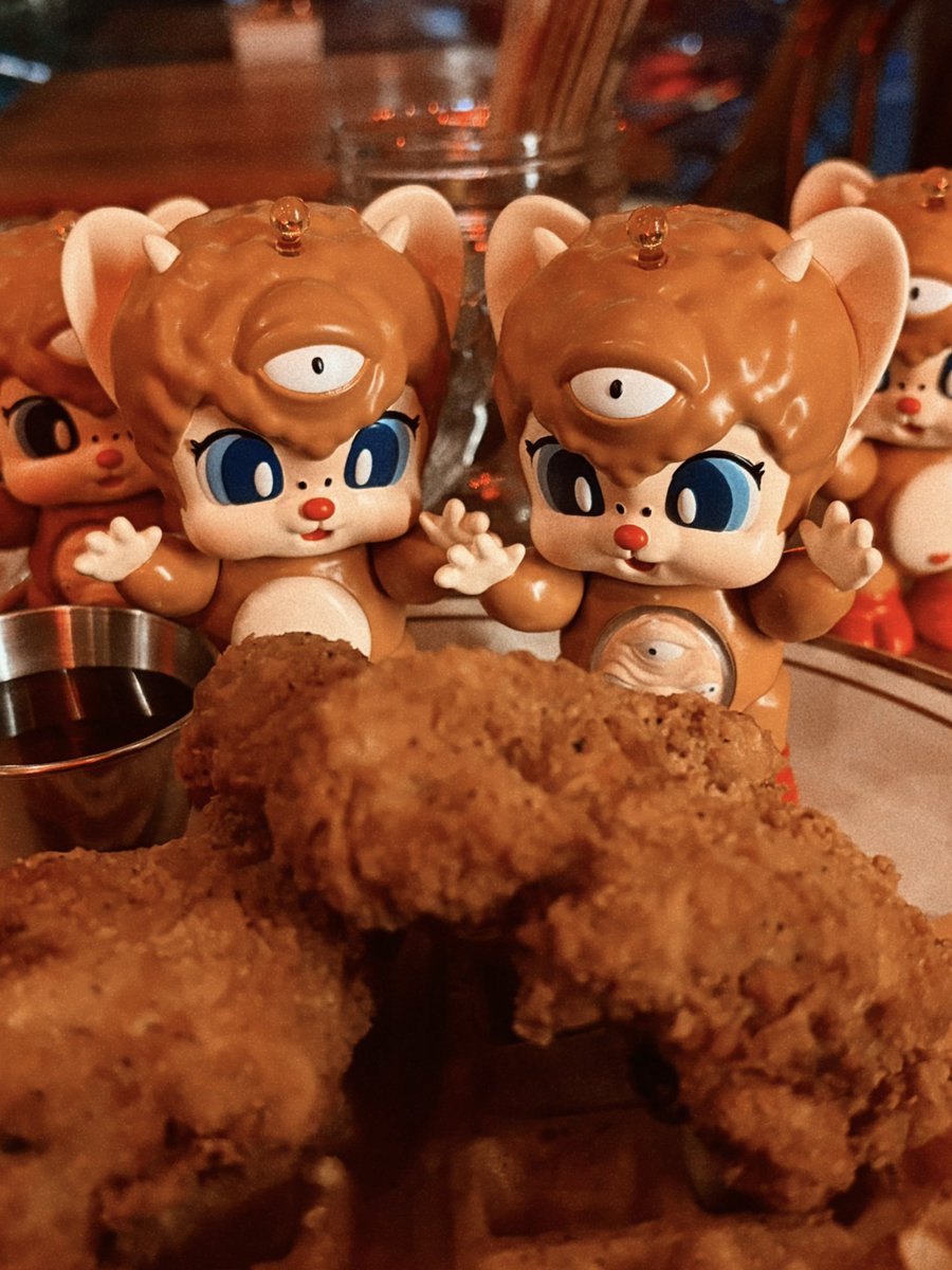 wearedeadyouth's tweet photo. あああ、友だちが揚げられちゃった！でも美味しそうだね👀❤️🤤

🧡 Mecha Kawaii photos from one of our collectors at #WF2026S #WF2026夏 
Thanks for 

#wearedeadyouth 
#arttoy https://t.co/QPOTVMaqmE
